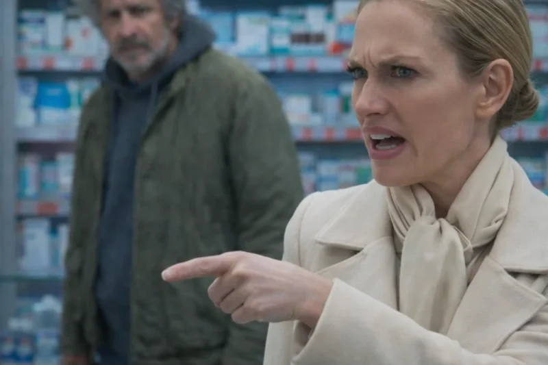 Elle venait de l’humilier devant tout le monde. Dans moins d’une minute, elle allait regretter chacun de ces mots… et découvrir qui il était vraiment.